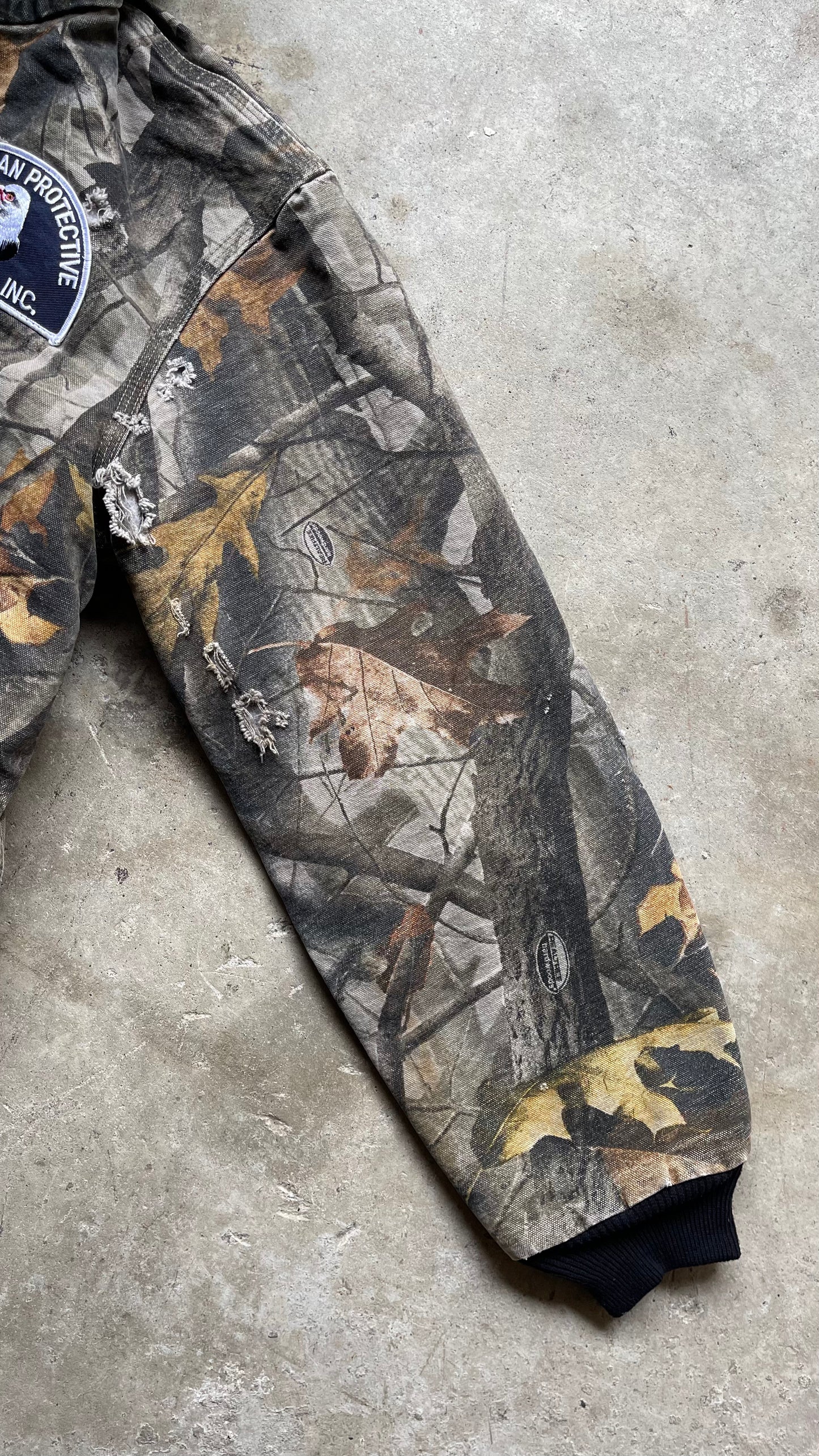 1990S CARHARTT DISTRESSED REALTREE JACKET - L