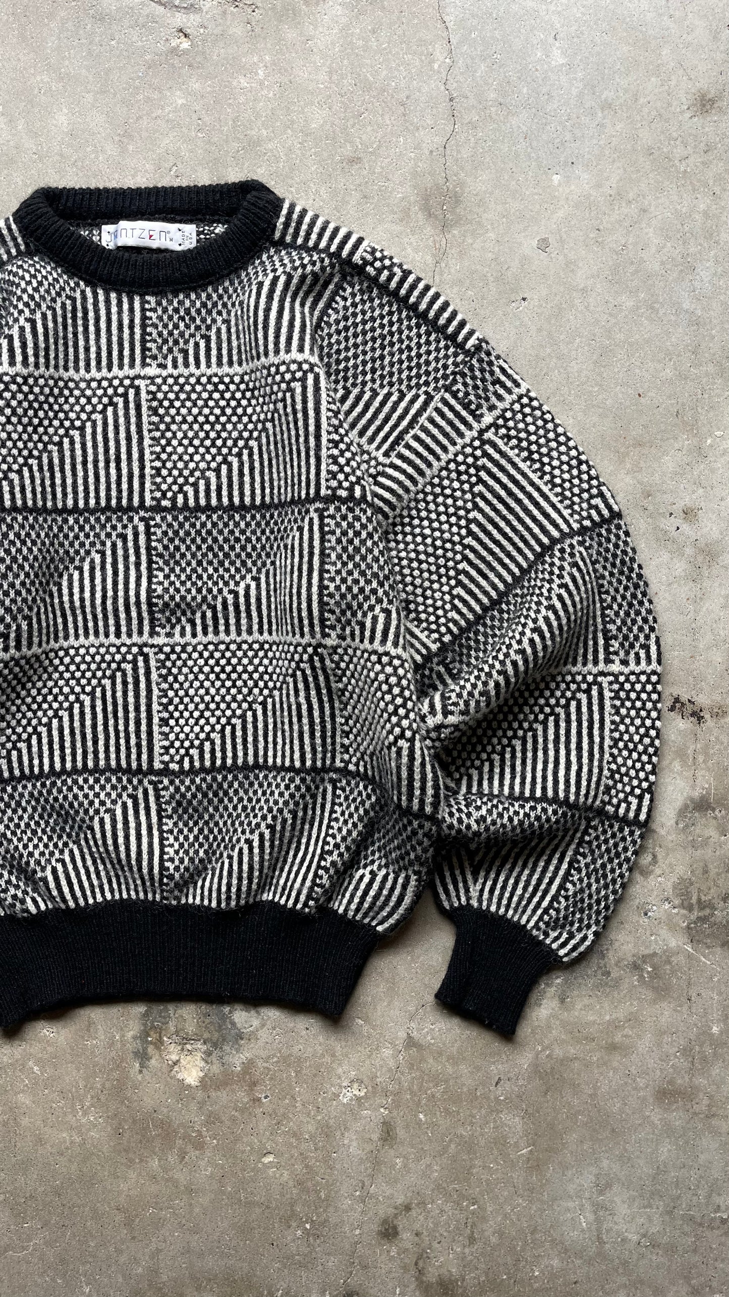 1990S PATTERNED KNIT SWEATER BLACK - L