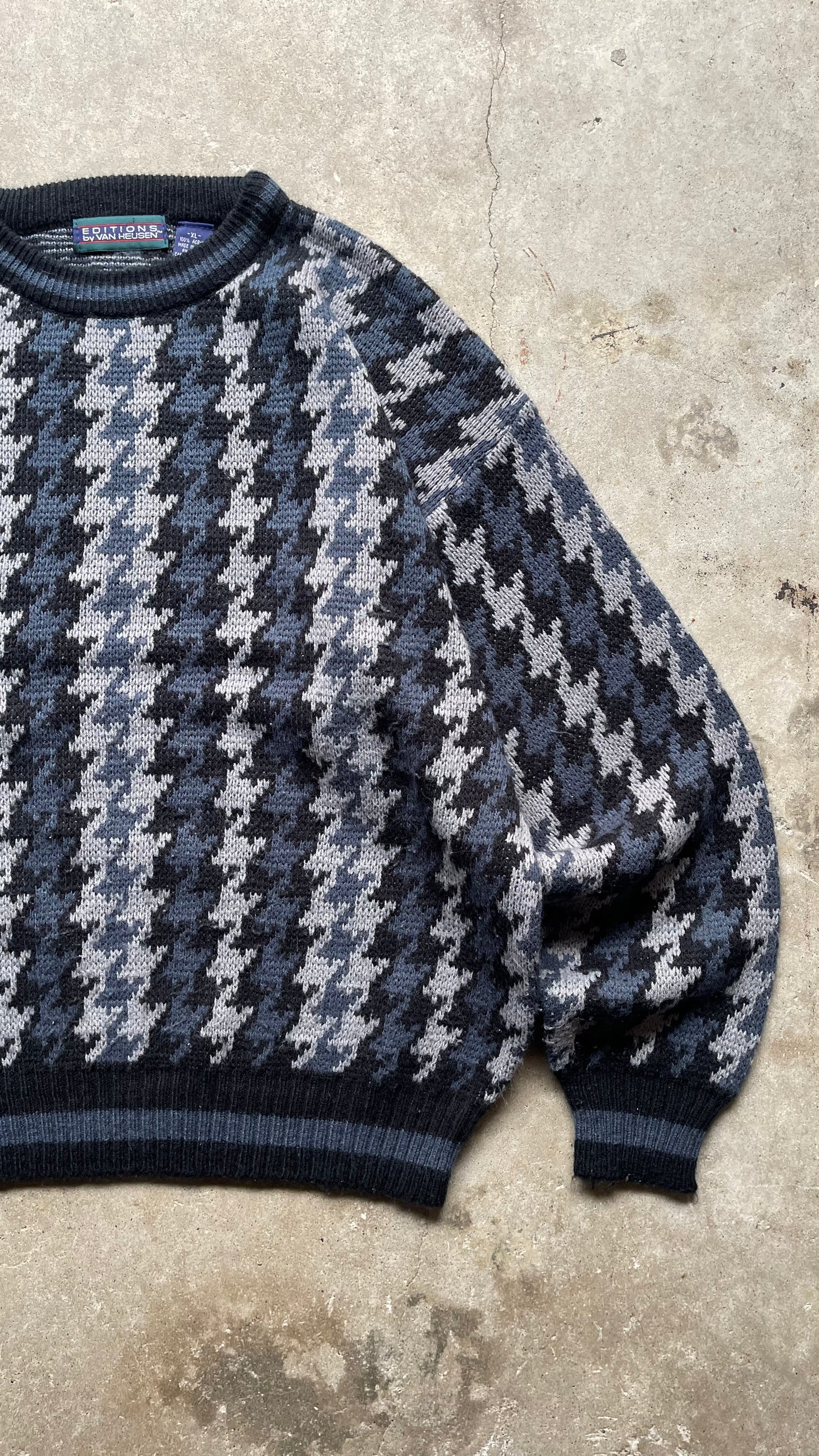 1990S PATTERNED KNIT SWEATER NAVY/BLACK - XL
