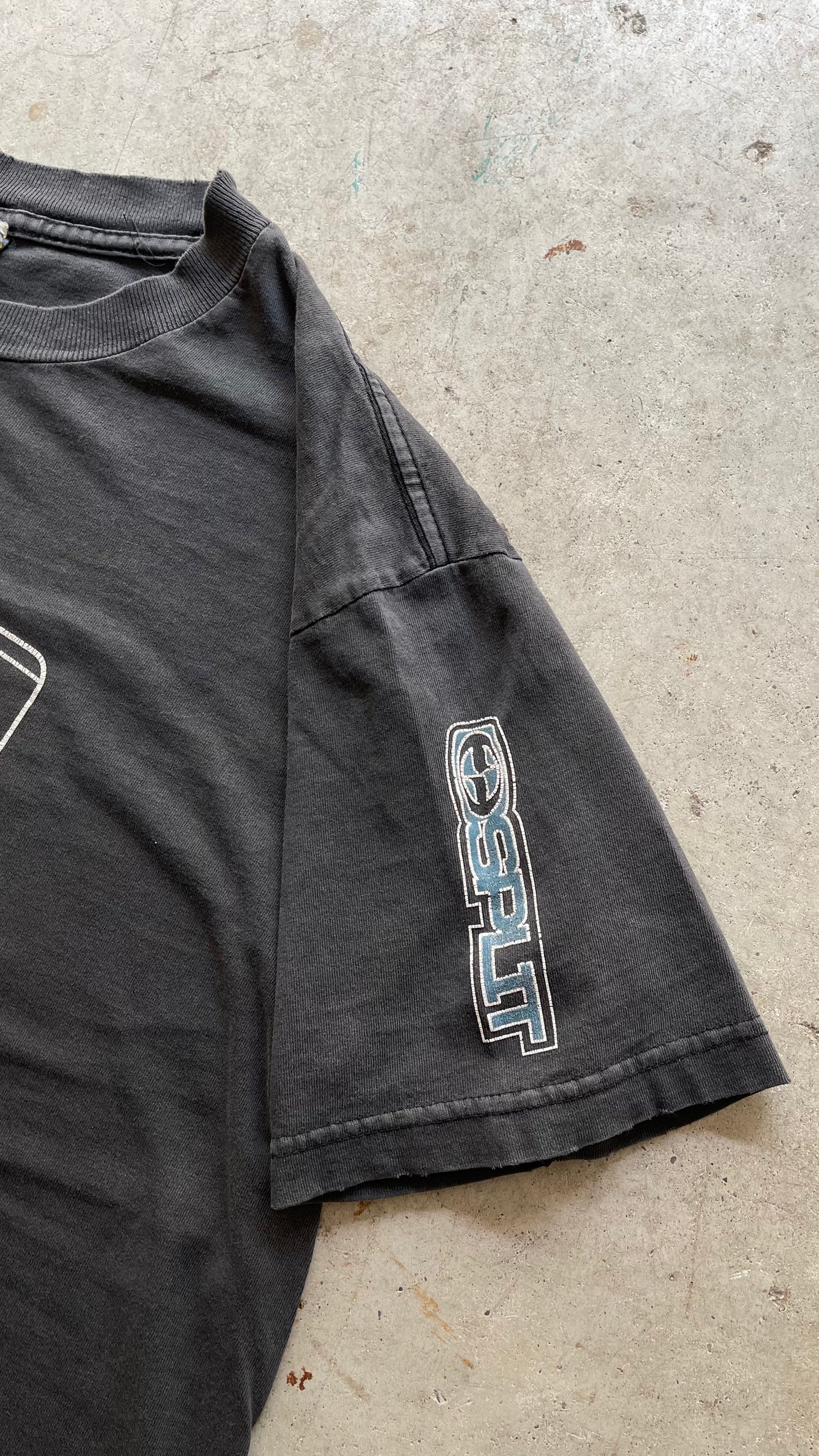 2000S "SPLIT" FADED BLACK TEE - L