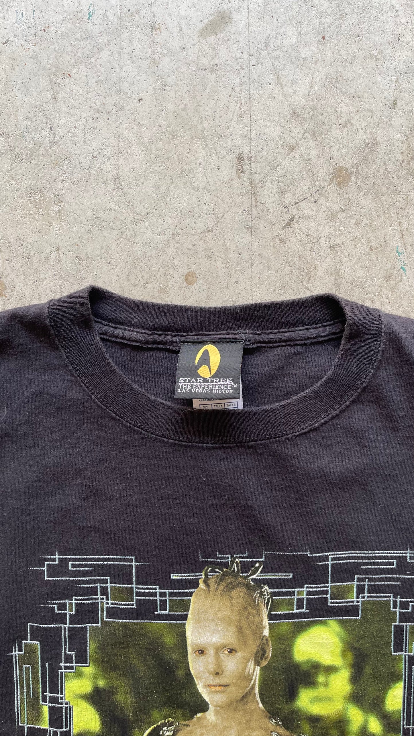 2000S "RESISTANCE IS FUTILE" STARTREK BLACK TEE -M