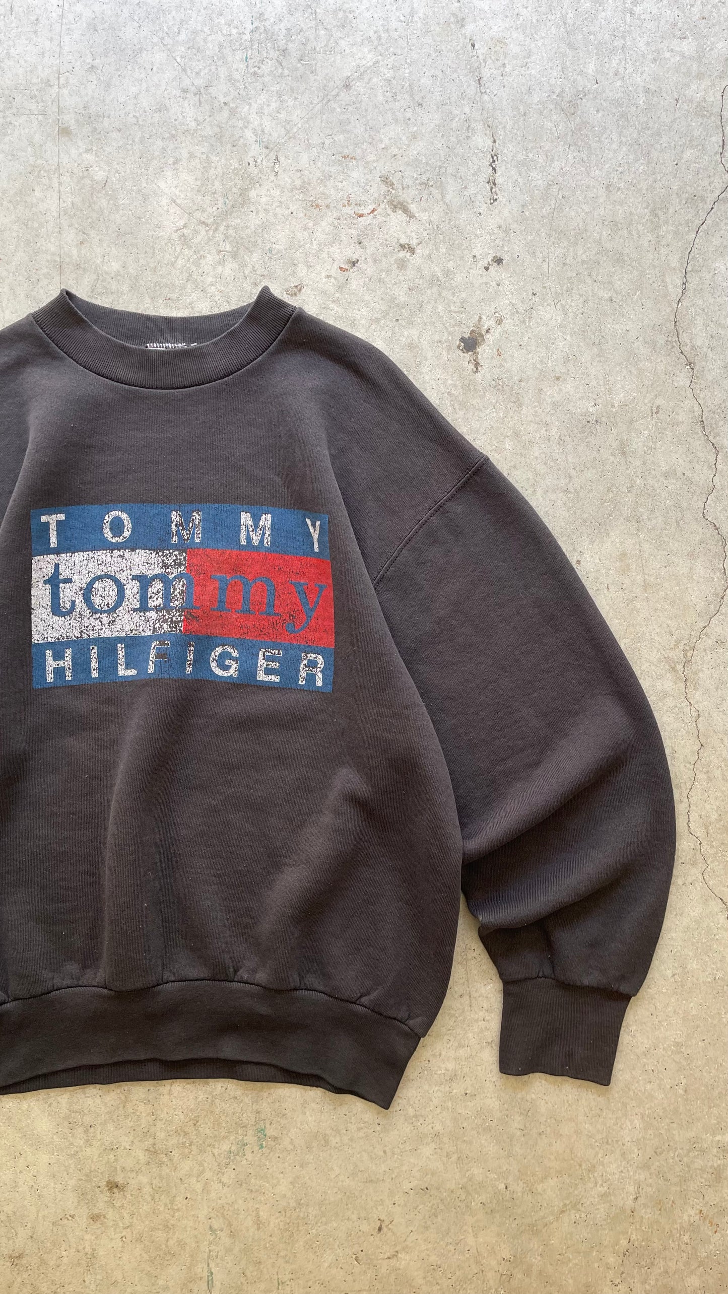 1990S TOMMY HILFIGER BLACK SWEATSHIRT - L