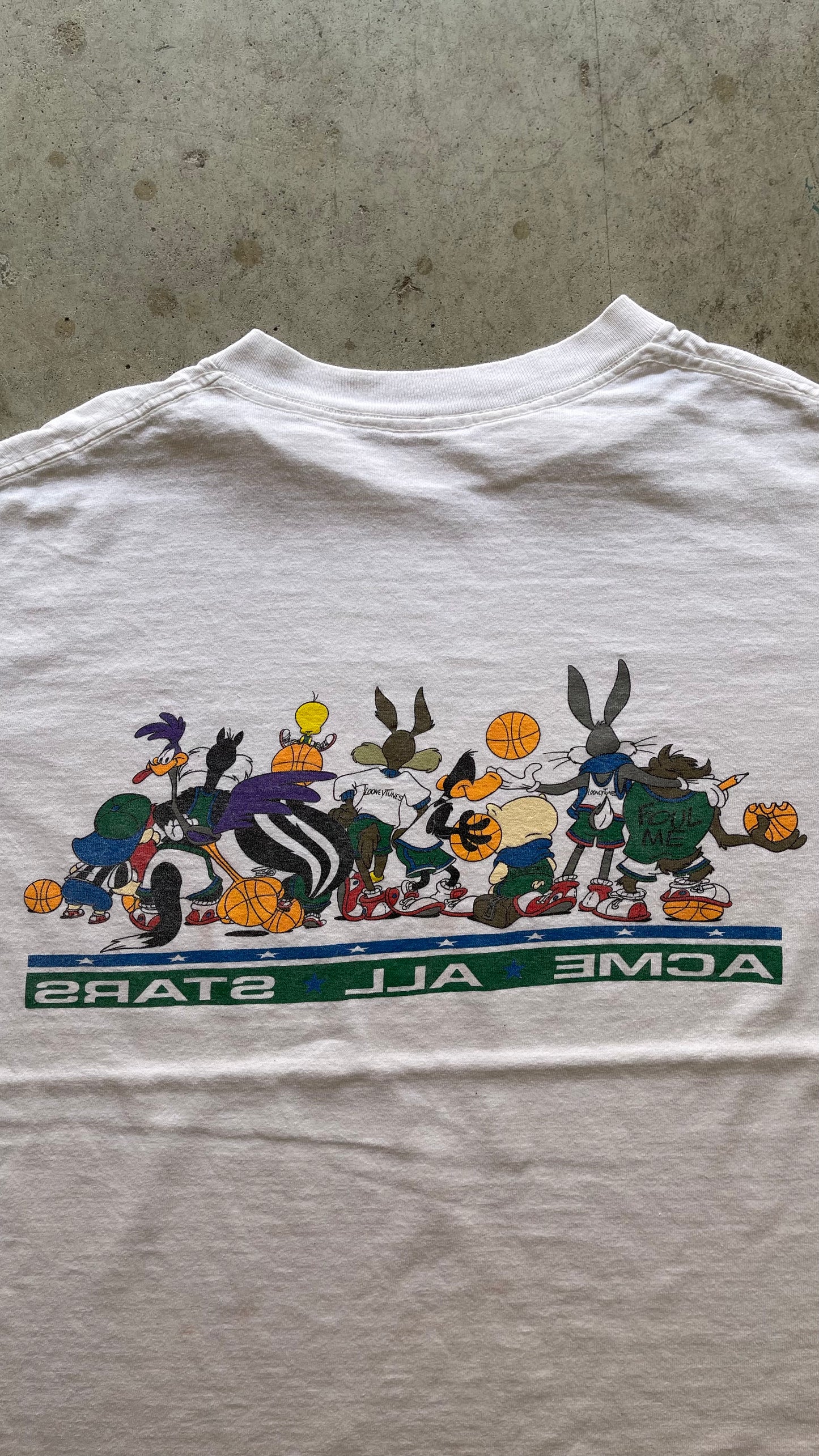 1990S "LOONEY TUNES BASKETBALL" WHITE TEE - M